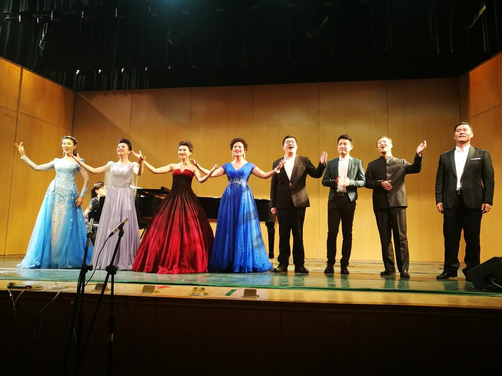 青年教师集体演唱《今夜无眠》