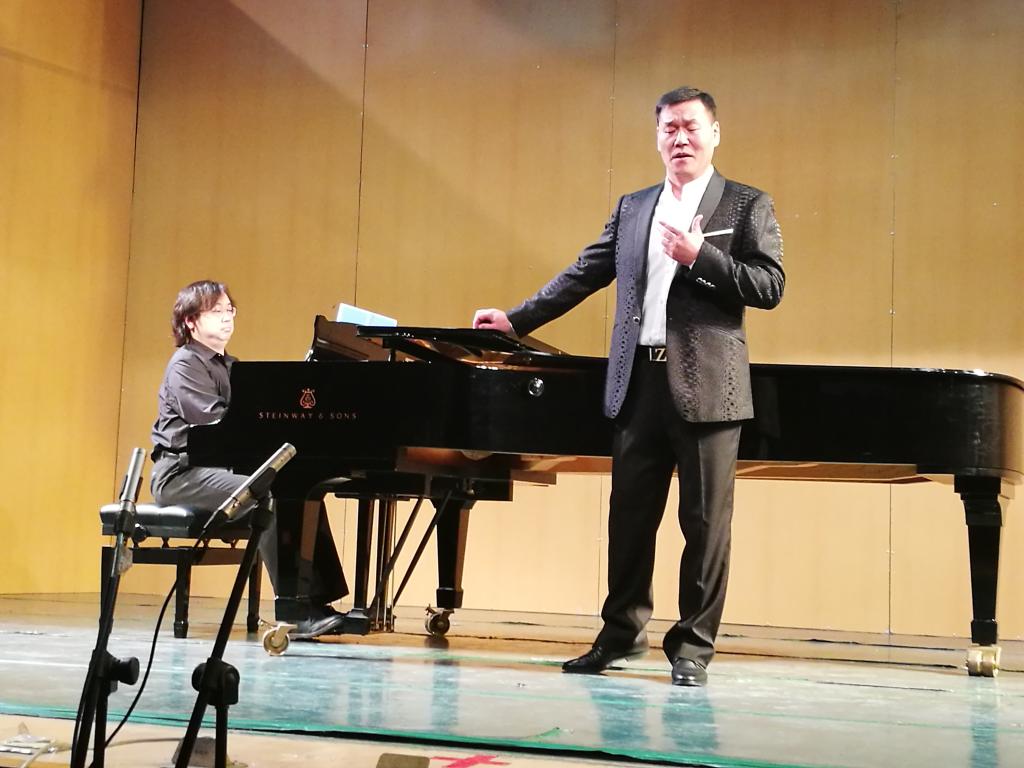 演唱:邱兆伟;钢琴伴奏:高一鼐